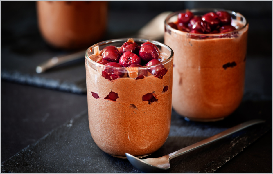 HMR weight loss shake prepared as chocolate pudding with fruit